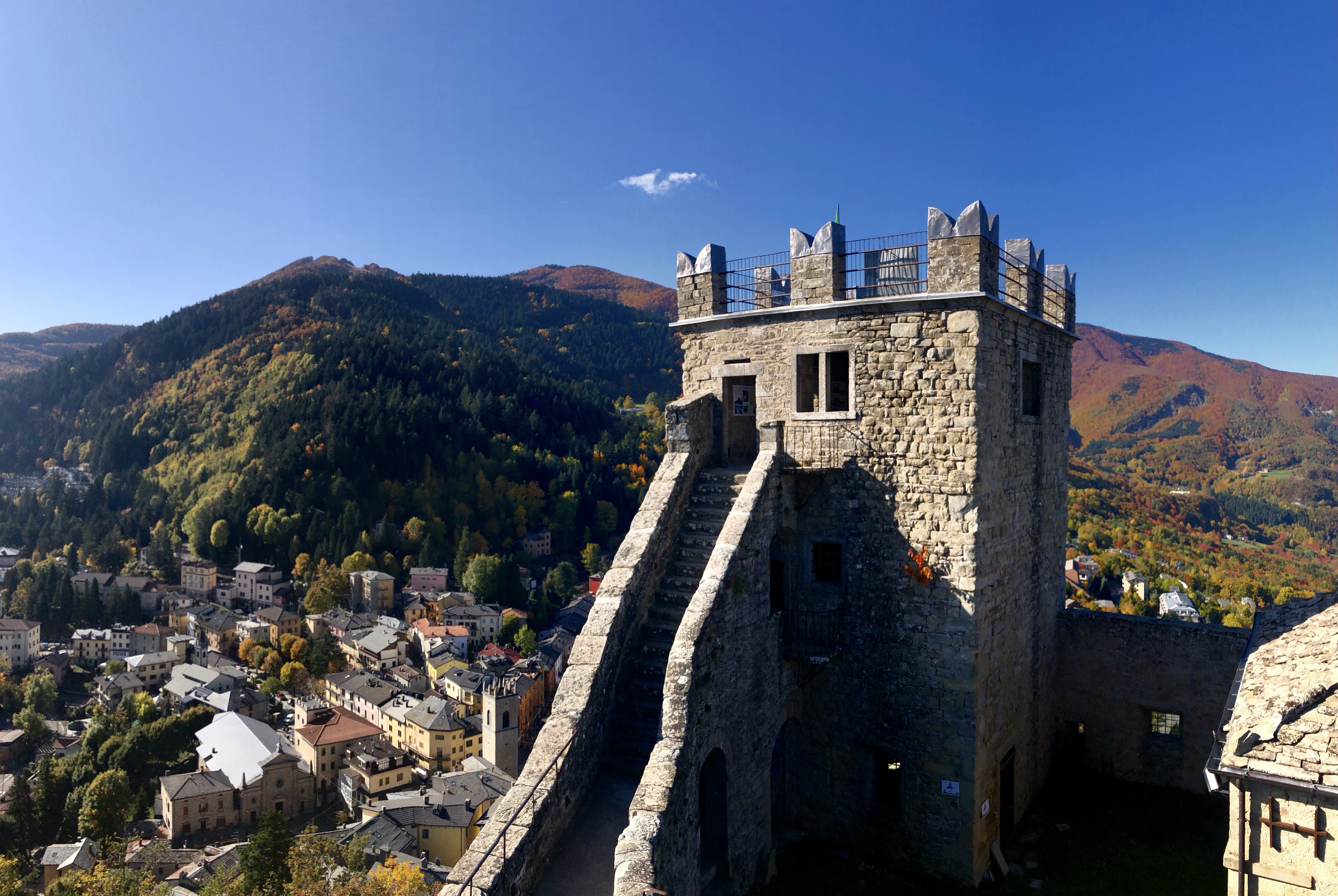 Il mastio e il paese in autunno, visti dalla Rocca.