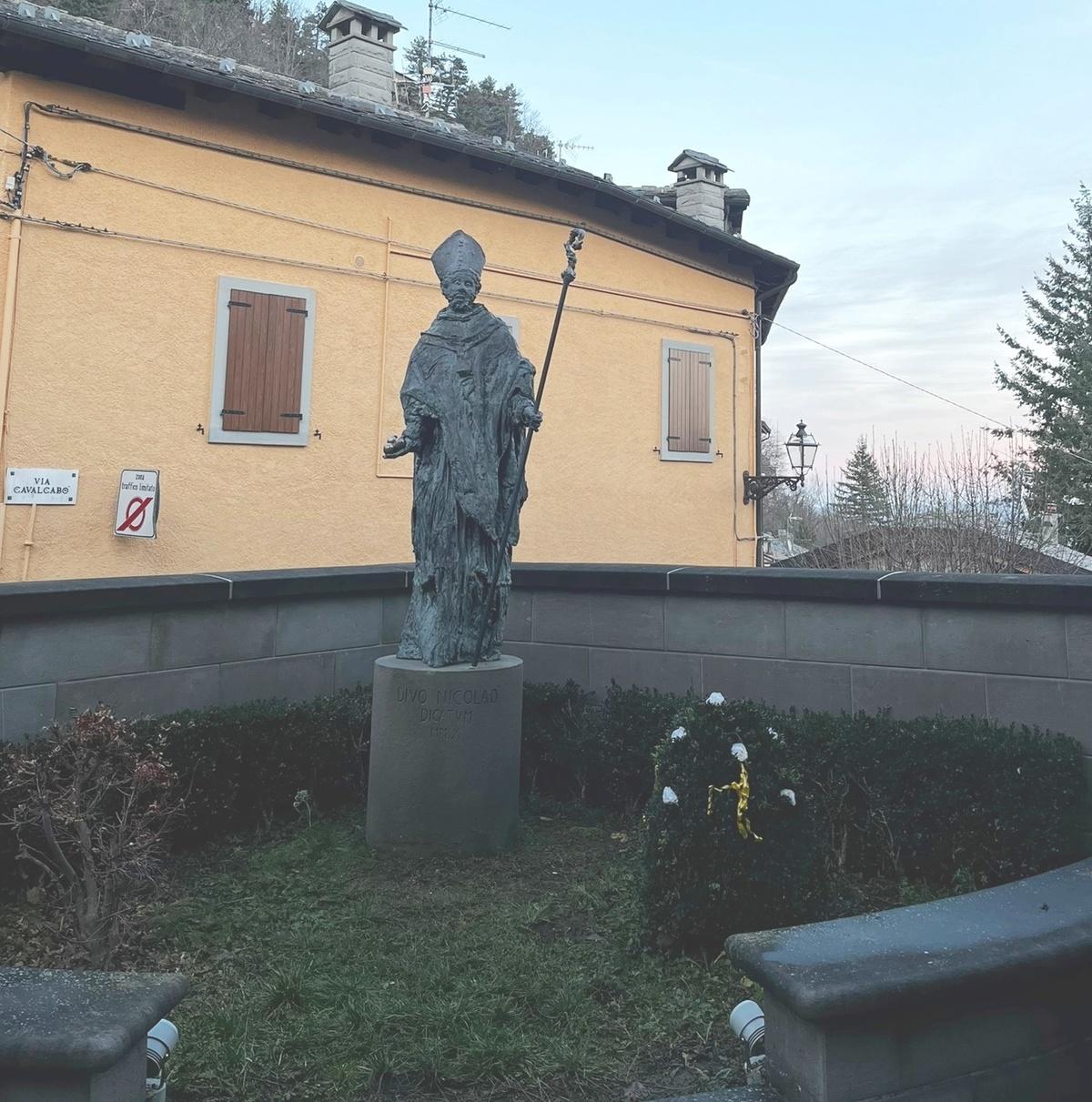 Statua di San Nicola nel sagrato della chiesa parrocchiale di Sestola