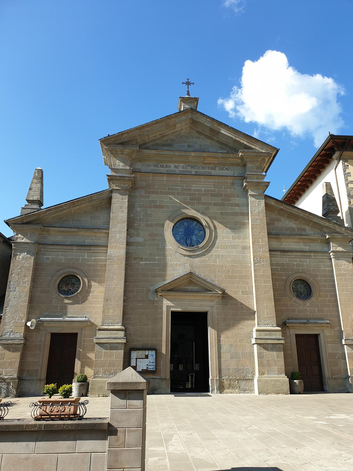 Facciata e sagrato della chiesa parrocchiale di San Nicolò, Sestola